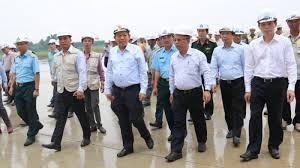 Phó Thủ tướng Trương Hòa Bình kiểm tra dự án nâng cấp đường băng sân bay Tân Sơn Nhất