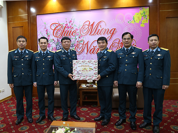 Thiếu tướng Phạm Văn Tính - Phó Tư lệnh Quân chủng PK-KQ kiểm tra Tổng công ty ACC và Công ty ADCC
