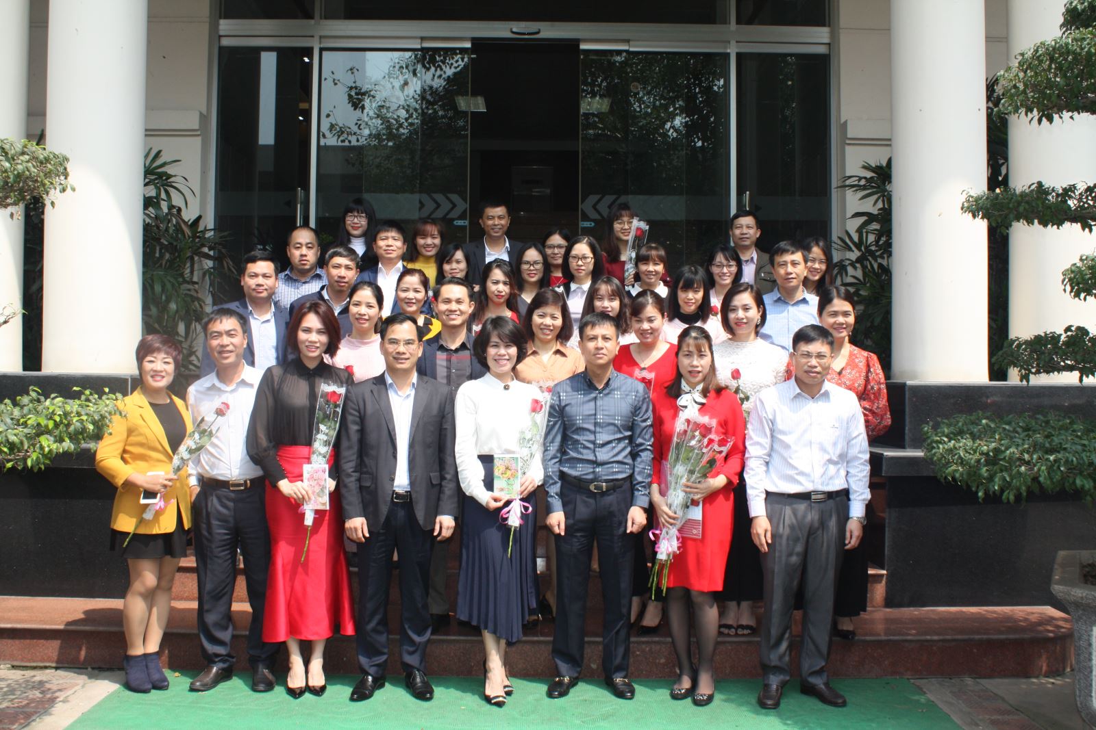 Lãnh đạo Tổng công ty và các Đại biểu  chụp ảnh kỷ niệm cùng Hội Phụ nữ Cơ quan Tổng công ty